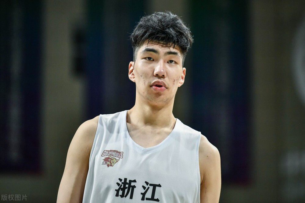 深夜的温哥华港口码头上，如白天一样繁忙。